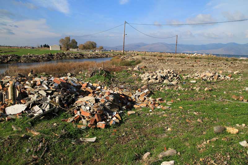 Τα μπάζα «αντικαθιστούν»  την φυσική αντιπλημμυρική λειτουργία που εκτελούσε παλαιότερα ο υγρότοπος - Photo: Λ. Κάκαλης